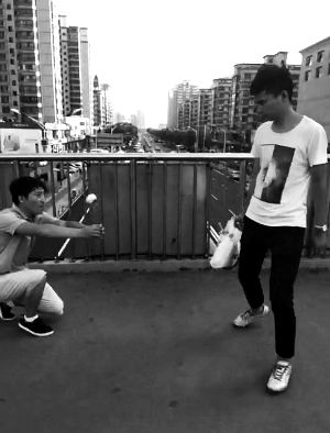 男子街头恶搞陌生人当网红 曾地铁装死亲吻路人 男子街头恶搞陌生人当网红 曾地铁装死亲吻路人