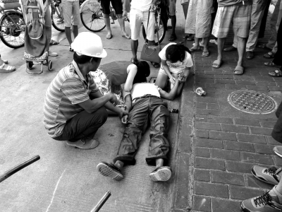 “红衣女子”刘茂英为傅文满做人工呼吸抢救。新华社发