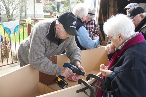老人们一起制作棺材