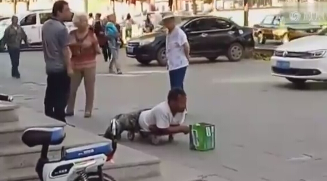 人生如戏全靠演技 断腿乞丐闹市被市民强行扒裤 人生如戏全靠演技 断腿乞丐闹市被市民强行扒裤