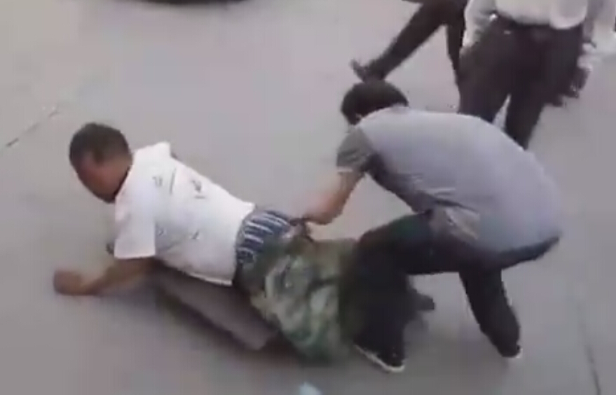 人生如戏全靠演技 断腿乞丐闹市被市民强行扒裤 人生如戏全靠演技 断腿乞丐闹市被市民强行扒裤