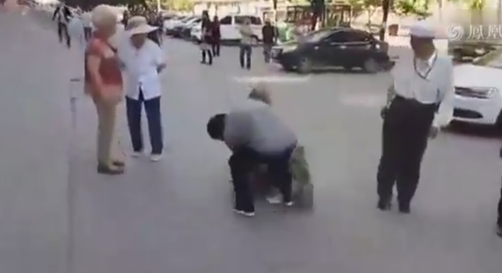 人生如戏全靠演技 断腿乞丐闹市被市民强行扒裤 人生如戏全靠演技 断腿乞丐闹市被市民强行扒裤