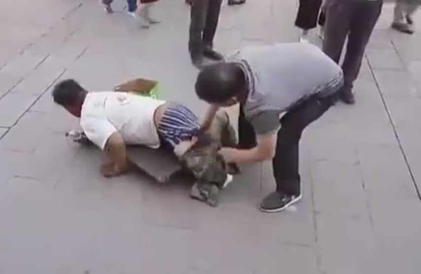 人生如戏全靠演技 断腿乞丐闹市被市民强行扒裤 人生如戏全靠演技 断腿乞丐闹市被市民强行扒裤