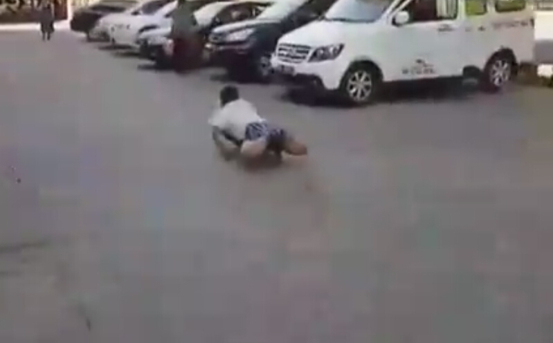 人生如戏全靠演技 断腿乞丐闹市被市民强行扒裤 人生如戏全靠演技 断腿乞丐闹市被市民强行扒裤