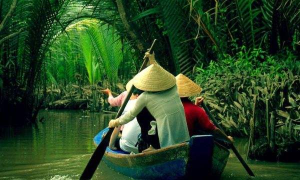 泛舟游览西贡河。图片来源于网络如果你坐在西贡河边的餐厅里吃牛肉河粉,又或去到幼沙碧海、隐逸闲适的芽庄,没带美元又花完了手头的越南盾,把我掏出来应急也是没问题的。