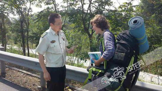 21岁俄罗斯女孩穷游中国 为搭便车走上高速公路 21岁俄罗斯女孩穷游中国 为搭便车走上高速公路