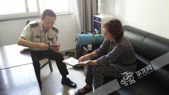 21岁俄罗斯女孩穷游中国 为搭便车走上高速公路 21岁俄罗斯女孩穷游中国 为搭便车走上高速公路