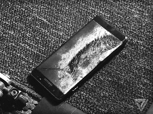 格林的手机。(图片来源:“临界点”网站)