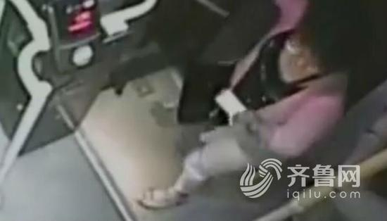 女子上车后一直看手机(视频截图)