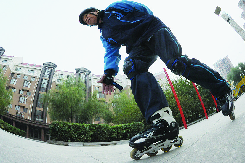 哈尔滨9旬老人玩轮滑15载 练就“大鹏展翅”(图) 哈尔滨9旬老人玩轮滑15载 练就“大鹏展翅”(图)