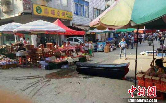 广西两商户当街互摆棺材和骨灰罐斗气警方拘5人