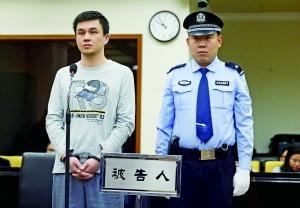 男子抢劫“小偷”:戴上手铐塞入后备厢 致1死