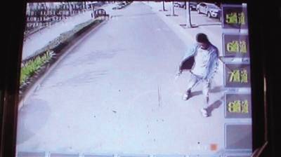 公交车视频截图:醉酒男子挡在公交车前,车长搀其到路边