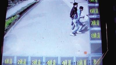 公交车视频截图:醉酒男子挡在公交车前,车长搀其到路边