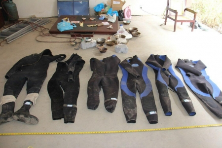 被缴获的潜水服、金属探测仪等作案工具。