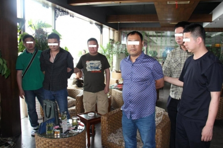 被缴获的潜水服、金属探测仪等作案工具。