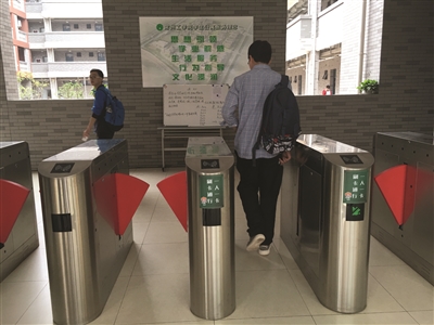 有学生表示,刷卡进出宿舍并不收费。郭靖宇 摄