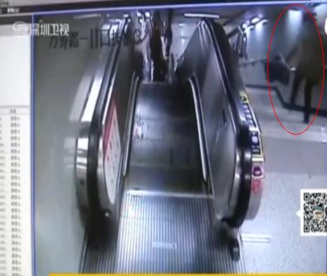 监拍:女子边看手机边下楼梯一脚踩空滚下十多米