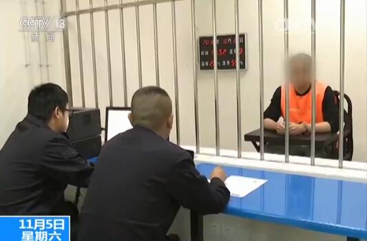 警方审讯得知,吴畅曾做过小额贷款公司营业部的负责人,因为工作中需要大量潜在客户的银行征信报告、甚至账户余额等信息,因此常常活跃在各个征信QQ群中,掌握了大量渠道信息。那信息泄露的源头具体在哪儿呢?吴畅交代,源头确实是在银行,因为要想查询这些个人银行信息,首先必须有能够查询银行征信的账户和密码。