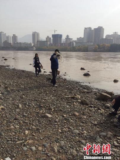 兰州志愿者保护母亲河 借助无人机“定位”捡垃圾 兰州志愿者保护母亲河 借助无人机“定位”捡垃圾