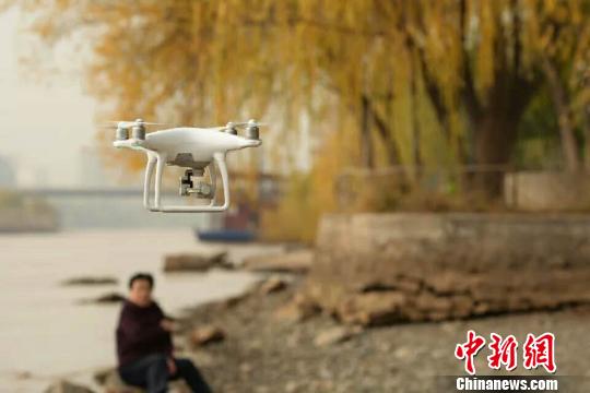 兰州志愿者保护母亲河 借助无人机“定位”捡垃圾 兰州志愿者保护母亲河 借助无人机“定位”捡垃圾