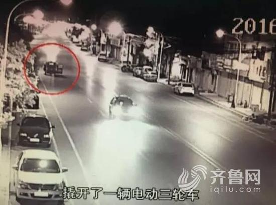 父子俩正在偷车