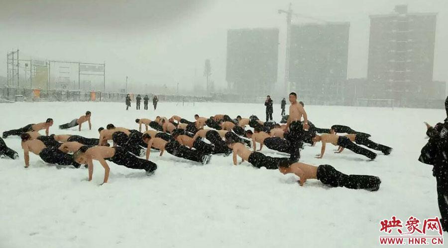 ���ϸ�Уѧ��ðѩ�ಲѵ�� ���ѳ��Ǹ�У�Ĵ�ͳ