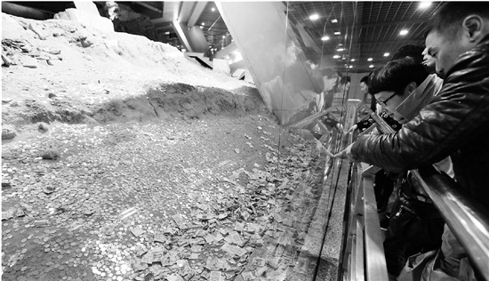 雷峰塔遗址游客一年“打赏”2万原因不外乎祈福