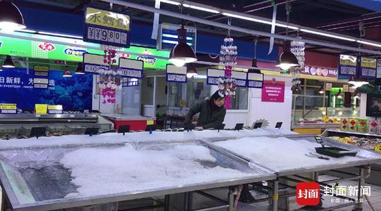 2016年11月23日,北京,不少市民发现,近期京城多家超市的鱼缸“集体放空”,网上流传“因北京水体污染造成淡水活鱼大量下架”。图/视觉中国