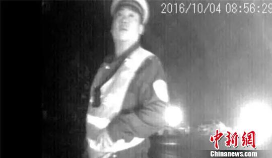 广宗县交警被曝“收黑钱”。 视频截图 摄