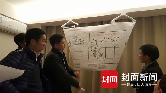 11月28日晚,律师们在宾馆房间,进行最后一次案犯现场疑点辩护“路演”。