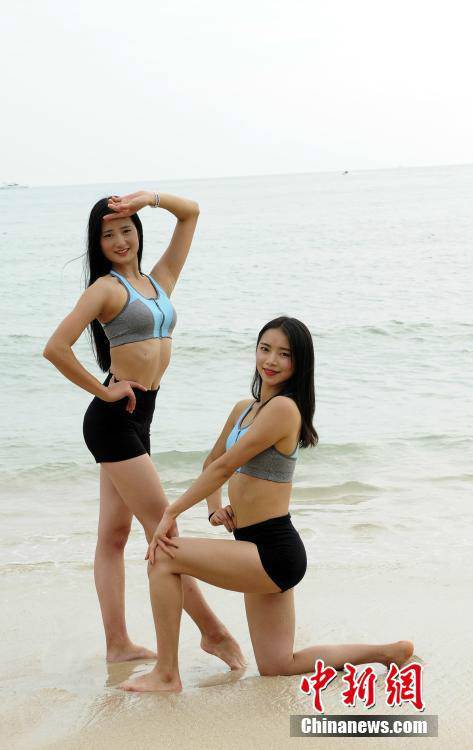 成都大學女子健身隊備戰比基尼大賽 顏值高身材棒(圖)