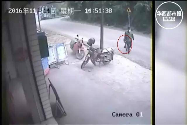 11月14日下午2点51分,一名平头男子身着迷彩便装、戴着白色口罩和白色手套,手握用迷彩裤子包裹着的一个管状物,突然冲进四川资阳市乐至县宝林镇永和场镇邮政营业所,直奔综合柜台。