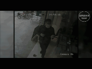 男子低沉呵斥着“不准动,把钱拿出来!快!”,让柜台内3名营业员吓了一跳。当时,女营业员陈女士正在综合柜台埋头整理票据。紧接着,男子又说:“速度!不准按报警器!”话音刚落,男子突然拉开包裹露出一支1.5米长的长枪,枪口对准了站在综合柜台里的陈女士。