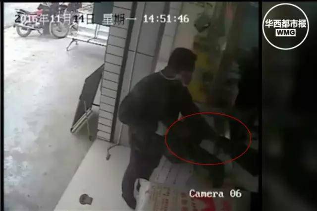 为了拖延时间,陈女士假装配合,她拿起工作台上的票据不断翻动,“看嘛,只有这些,真的没得钱的!”趁歹徒视线转移,陈女士立即将现金区的门钥匙锁进身边的铁皮柜。