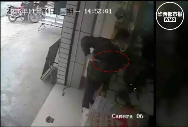 王先生和陈先生看到陈女士的眼色和摇头暗示后早已心领神会,也连声说:“柜台里没有钱,钱都放在里面的保险柜里的。”男子见王先生和陈先生二人也拿不出钱来,便说:“你们去一个人进去拿,只给一分钟时间!”