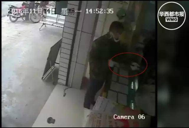 王先生进入业务库后立即通知在二楼值守室(与现金区相连)的营业所主任蒋先生。当时正在二楼值守室的营业所主任蒋先生获知情况后,冲进营业所现金区,歹徒看见又进来一人,立即威胁将钱拿出。