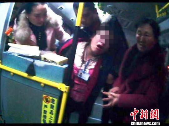 女售票员遭长时间谩骂导致呕吐晕倒。警方供图