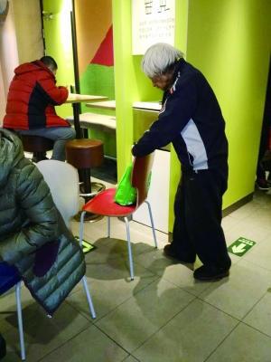 八旬翁有家不归 入住快餐店