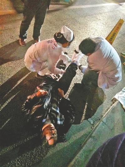 车祸发生后,医生赶来施救