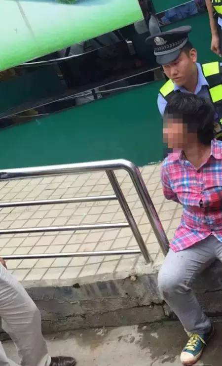 行凶女子被警方控制。网友供图