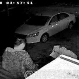 男子(右)持刀刺伤小木 N8