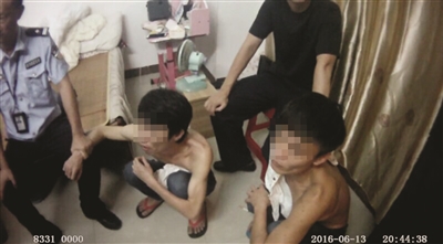 因为儿子刚出生就接到促销电话,网名叫“佳佳拍”的邱某决定去追查信息泄露渠道,却意外发现贩卖个人信息的“金矿”,他立即加入这个行业,一年多时间内通过近百个QQ群发展3万多人,倒卖个人信息大赚差价。同时,他还将维护多家著名网购平台的公司高管拉下水做“内鬼”,贩卖最新的个人网购信息。