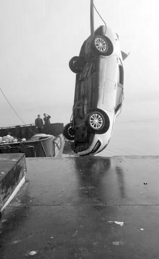 民警接警后,联系吊车将坠海车辆打捞上岸。