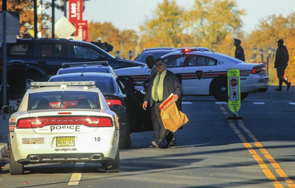 11月4日,美国罗格斯大学商学院,警方调查人员从事发现场取走证据袋。本文图片均来自 潇湘晨报