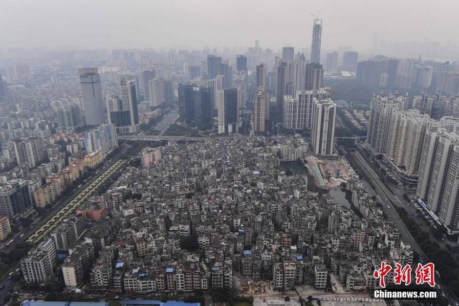 12月21日,广州百年冼村与周边的高楼形成鲜明对比。陈骥旻/摄 中新社 12月21日,广州百年冼村与周边的高楼形成鲜明对比。陈骥旻/摄 中新社