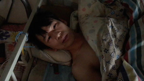 丁飞龙被打断肋骨,他目前在老家养伤,担忧留下后遗症。 本文图片均为澎湃新闻记者 段彦超 图