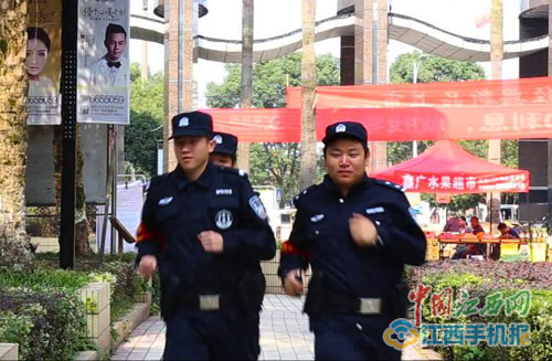 工作中的李比亚