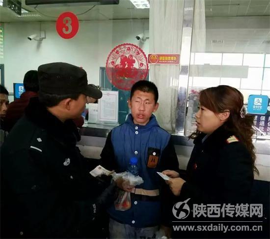 榆林火车站工作人员向王强询问情况