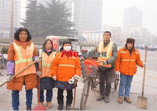 1月18日上午9时,在西四环化工路口,几位干了一早上的环卫工暂时聚到一起喝水,沟通一下接下来的工作分工。